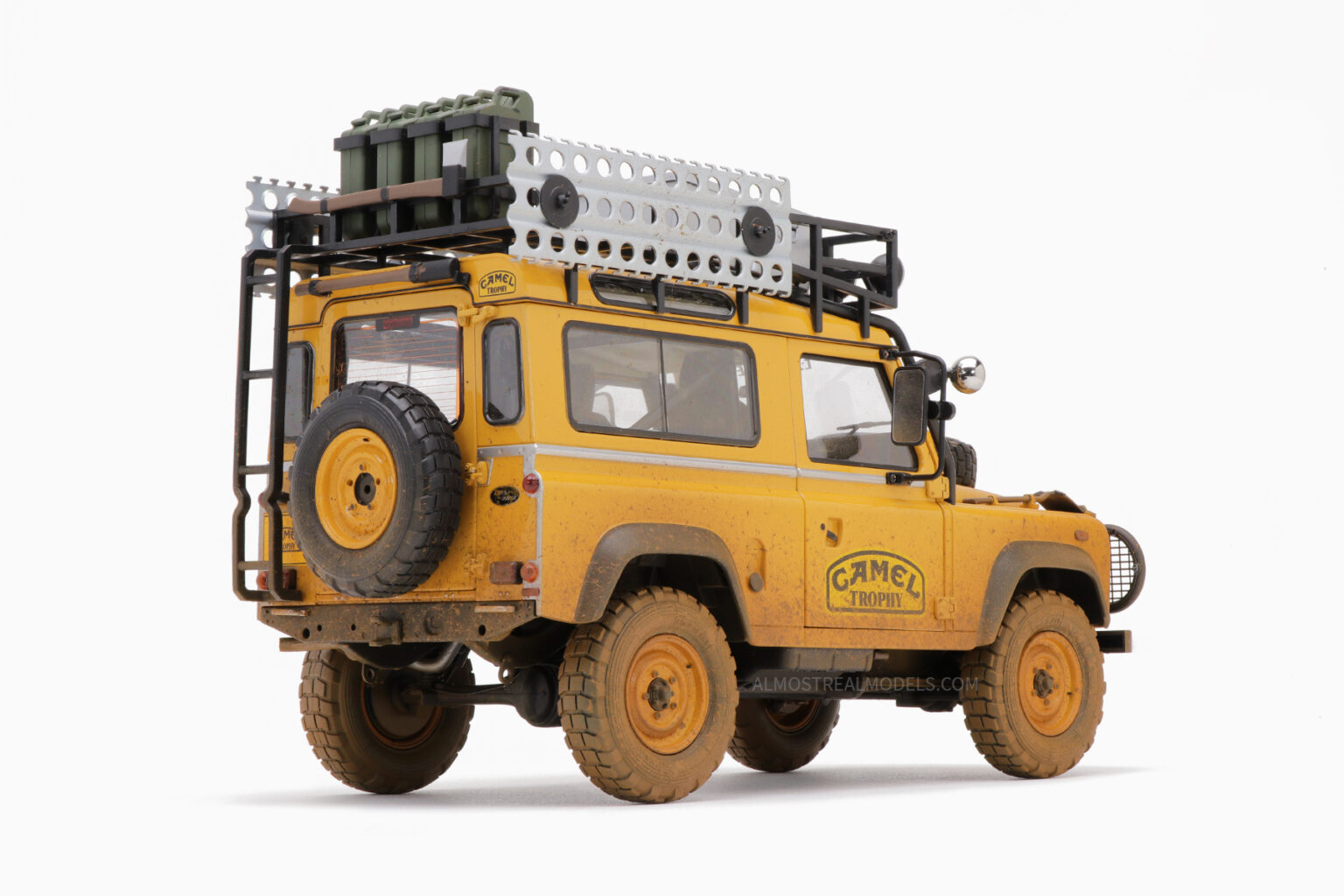 ALMOST REAL 810212 1:18 Land Rover Defender 90 âCamel Trophyâ Borneo 1985 Dirty Edition â Akids 